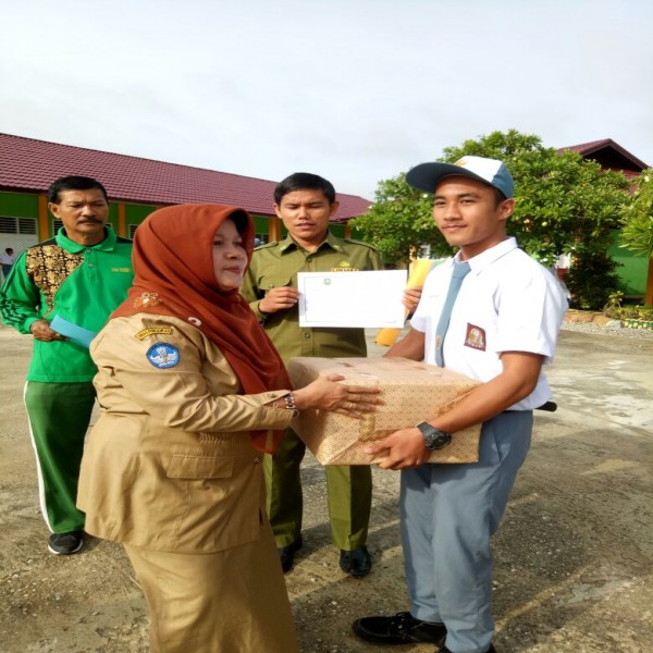 Pemberian Piagam Penghargaan Lomba Kebersihan Kelas